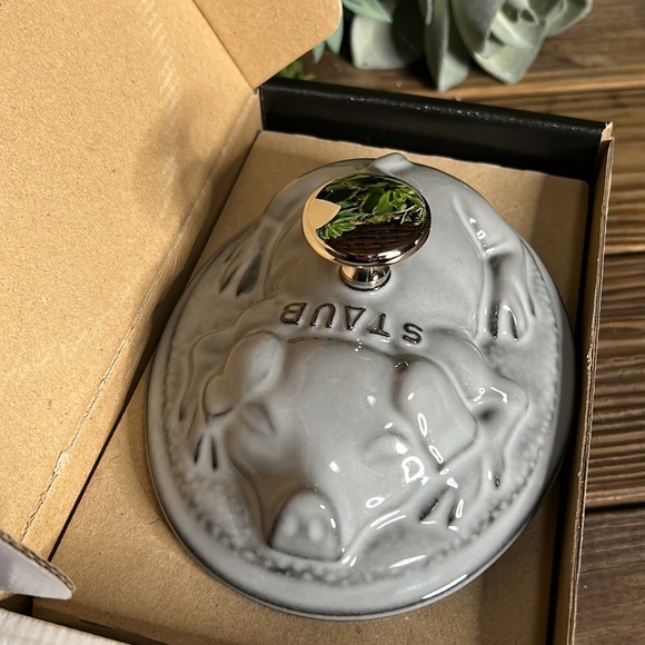 Williams Sonoma Staub Enameled Cast Iron Pig Dutch Oven 🇫🇷🐖 - Picture 12 of 17